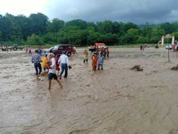 यूपी के सहारनपुर में शाकंभरी देवी परिसर में अचानक आया पानी, श्रद्धालुओं में मची अफरा-तफरी
